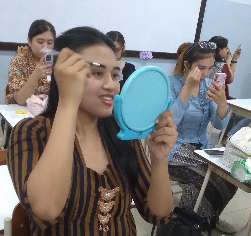 Tidak hanya kaum ibu .... yang antusiasPAKAI